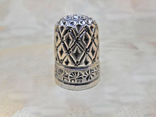 Charger l'image dans la galerie, An Edwardian silver thimble. Hall marked in 1902.