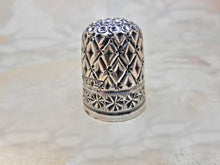 Charger l'image dans la galerie, VENDU… Un dé à coudre en argent inhabituel, HM. Londres 1902