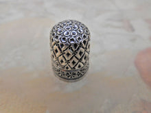 Charger l'image dans la galerie, VENDU… Un dé à coudre en argent inhabituel, HM. Londres 1902