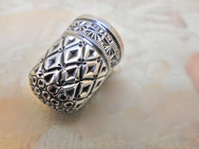 Charger l'image dans la galerie, VENDU… Un dé à coudre en argent inhabituel, HM. Londres 1902