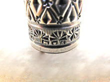 Charger l'image dans la galerie, VENDU… Un dé à coudre en argent inhabituel, HM. Londres 1902