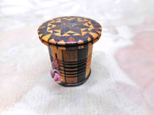 Charger l'image dans la galerie, VENDU… Un mètre ruban Tunbridge Ware avec ruban imprimé d'origine. Vers 1840