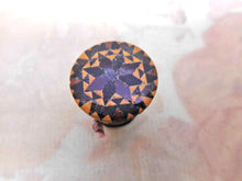 Charger l'image dans la galerie, VENDU… Un mètre ruban Tunbridge Ware avec ruban imprimé d'origine. Vers 1840