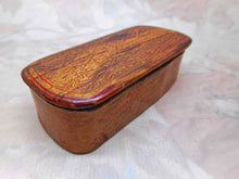 Laden Sie das Bild in den Galerie-Viewer, A  Scandinavian birch bark snuff box. 19th century