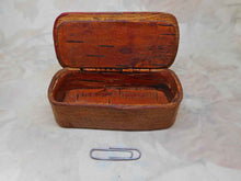 Laden Sie das Bild in den Galerie-Viewer, VERKAUFT…….Eine Schnupftabakdose aus Birkenrinde. Skandinavisch, 19. Jh.