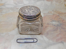Laden Sie das Bild in den Galerie-Viewer, A silver lidded ink well. London 1845.