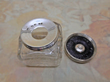 Laden Sie das Bild in den Galerie-Viewer, VERKAUFT………Ein Tintenfass mit silbernem Deckel. London 1845.