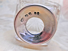 Laden Sie das Bild in den Galerie-Viewer, VERKAUFT………Ein Tintenfass mit silbernem Deckel. London 1845.