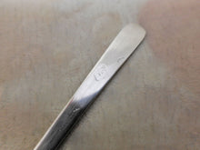 Charger l'image dans la galerie, VENDU……..Une cuillère à priser en argent du 18ème siècle provenant d'un étui. / nécessaire.