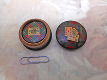 Charger l'image dans la galerie, VENDU……….Une très belle boîte à whist en tartan avec des compteurs. Vers 1860-1870