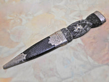 Charger l'image dans la galerie, VENDU………..Un couteau écossais - un Sgian Dubh. Poinçon 1933.