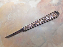 Laden Sie das Bild in den Galerie-Viewer, VERKAUFT...........Ein georgianisches Klapptaschenmesser mit geprägten Silberhülsen. ca. 1830er Jahre