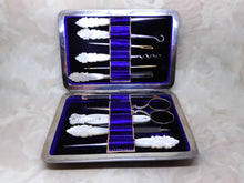 Charger l'image dans la galerie, VENDU.......Un étui en cuir monté en métal avec un nécessaire de couture. C1880 Etui.