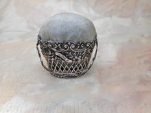 Charger l'image dans la galerie, VENDU…….Un panier à épingles en argent géorgien. Vers 1830