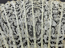 Charger l'image dans la galerie, VENDU…….Un éventail en dentelle avec des tiges de perles et une boucle de suspension. XIXe siècle