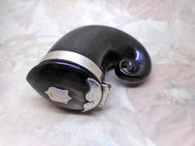 Laden Sie das Bild in den Galerie-Viewer, VERKAUFT…………Eine schottische Hornschnupftabakdose. 19. Jh.