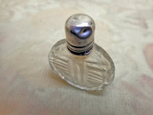 Charger l'image dans la galerie, Un petit flacon à parfum en verre taillé de style géorgien. Vers 1830