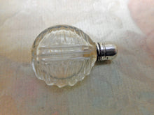 Charger l'image dans la galerie, Un petit flacon à parfum en verre taillé de style géorgien. Vers 1830