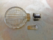 Charger l'image dans la galerie, Un petit flacon à parfum en verre taillé de style géorgien. Vers 1830
