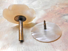 Laden Sie das Bild in den Galerie-Viewer, VERKAUFT……Ein Satz von sechs gedrungenen Perlmuttrollen/-spulen. ca. 1860