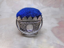 Charger l'image dans la galerie, Vendu........Pique-épingles en filigrane aveugle en forme de panier. Fabricant T & P., vers 1830-1840.