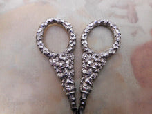 Charger l'image dans la galerie, VENDU…….Une petite paire de ciseaux à manche en argent. Vers 1840