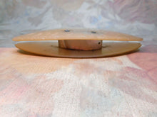 Charger l'image dans la galerie, VENDU........Une navette à nouer en nacre gravée. Vers 1780