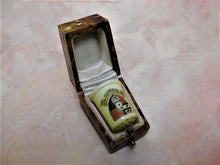 Load image into Gallery viewer, A Locke & Co Worcester porcelain thimble. c1900