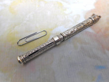 Charger l&#39;image dans la galerie, Stylo/crayon en argent sterling gravé. Vers 1890
