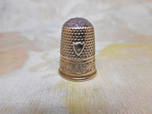 Laden Sie das Bild in den Galerie-Viewer, A Continental stone topped white metal thimble. c1870
