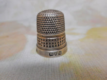 Laden Sie das Bild in den Galerie-Viewer, A hall marked silver thimble. Chester 1918. No maker's mark.
