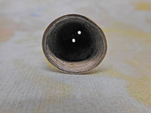 Laden Sie das Bild in den Galerie-Viewer, Ein französischer Silberfingerhut aus einem Nähkästchen, ca. 1800-1820. a/f

