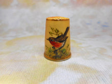 Charger l&#39;image dans la galerie, A Worcester blush ivory porcelain &#39;bird&#39; thimble.  c1870-1890
