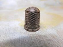 Charger l'image dans la galerie, A little silver thimble. Hall marked 1914. Fenton.
