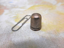 Charger l'image dans la galerie, A little silver thimble. Hall marked 1914. Fenton.
