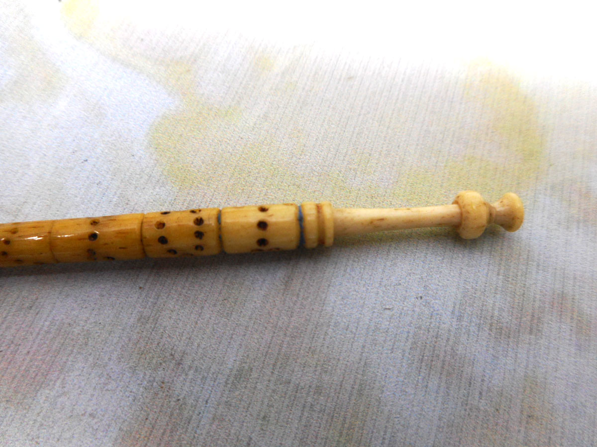 'Harriot'-an inscribed bone lace bobbin. 19thc – Curio Cabinet Antiques