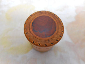 Un pot à perles géorgien provenant d'une ancienne boîte à ouvrage. Vers 1800
