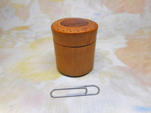 Charger l&#39;image dans la galerie, Un pot à perles géorgien provenant d&#39;une ancienne boîte à ouvrage. Vers 1800
