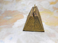 Load image into Gallery viewer, SOLD………An Avery &#39;Carpet Bag&#39; needle packet case. c1860-1870
