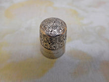 Load image into Gallery viewer, A decorative &#39;Little Dorcas&#39; thimble. c1910
