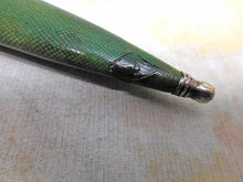 Laden Sie das Bild in den Galerie-Viewer, VERKAUFT……Eine Schere und ein Schagrin-Etui aus dem 18. Jahrhundert.

