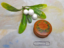 Load image into Gallery viewer, A small Mauchline Ware salve pot. Christmas theme. &#39;Compliments of the Season&#39;.

