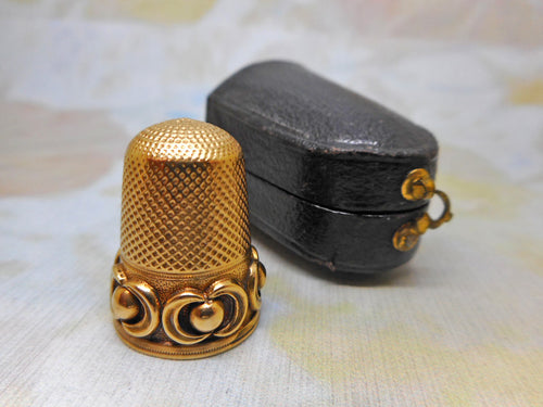 A decorative 9ct gold thimble. c1870