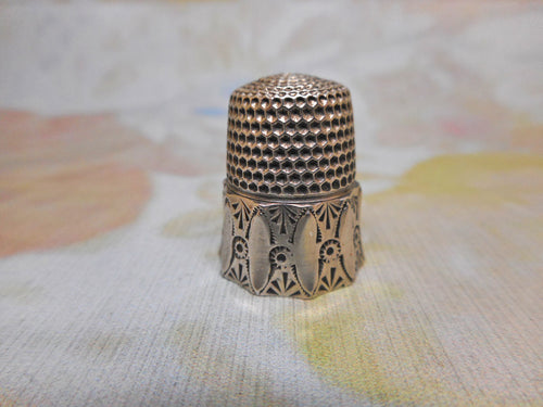 An attractive American silver thimble. c 1870