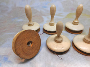 6 small Georgian thread holders in bone and wood. c1780-1800