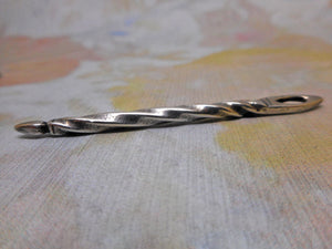 A silver bodkin / ribbon threader. 19th century.
