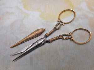 A pair of gold handled scissors and sheath. English c 1830. a/f