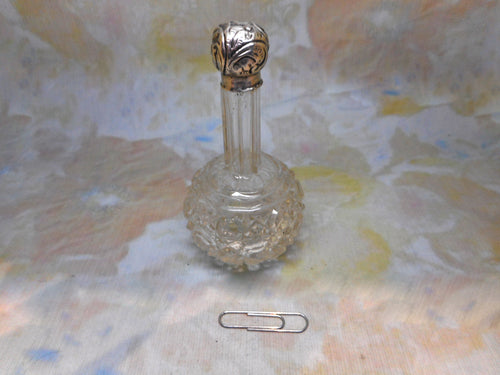 A silver lidded glass scent bottle. c1900-1915