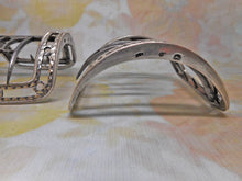 Charger l&#39;image dans la galerie, Paire de boucles de chaussures en argent de style géorgien. Vers 1790
