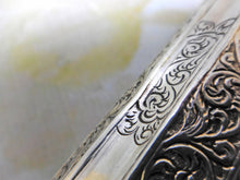 Charger l&#39;image dans la galerie, Flacon à parfum à double extrémité en métal blanc gravé. Vers 1880
